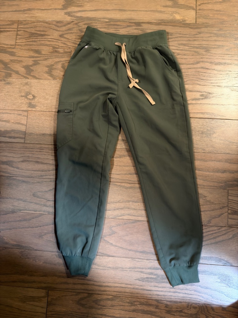 Figs Jogger scrub Pants in Moss